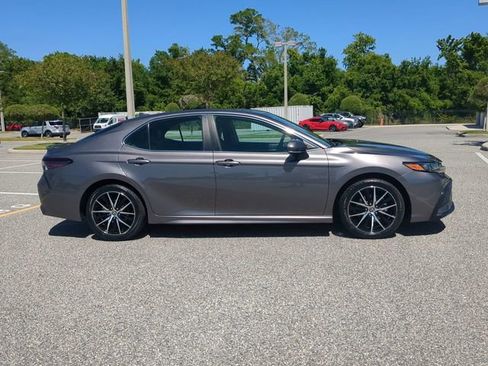 Used 2024 Toyota Camry SE image 3