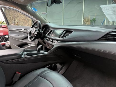 Used 2020 Buick Enclave Essence image 18