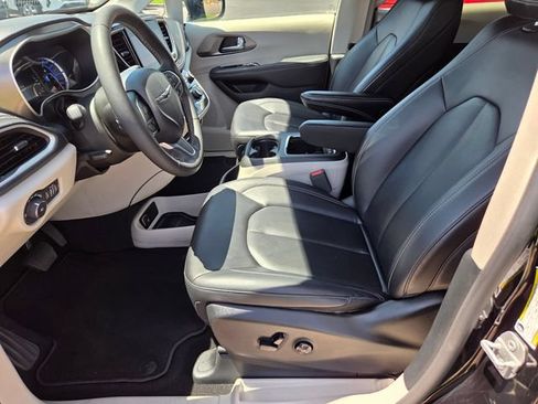 Used 2024 Chrysler Pacifica Limited FWD image 9