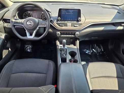 Used 2025 Nissan Altima 2.5 SV FWD image 17