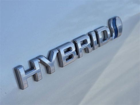 Used 2021 Toyota Venza LE image 9