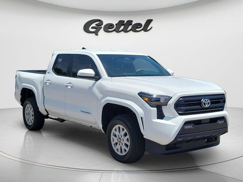 Certified 2025 Toyota Tacoma SR5 AWD/4WD image 3