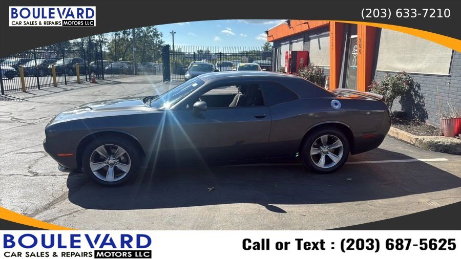 Used 2019 Dodge Challenger SXT RWD image 4