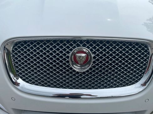 Used 2015 Jaguar XF Premium RWD image 9
