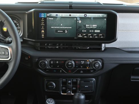 Used 2025 Jeep Wrangler Unlimited Sahara AWD/4WD image 30
