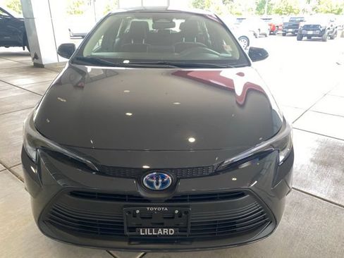 Certified 2025 Toyota Corolla LE AWD/4WD image 3