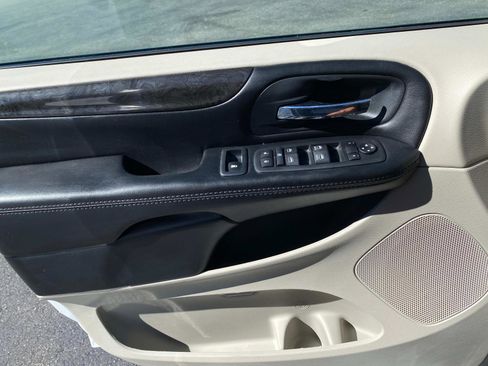 Used 2019 Dodge Grand Caravan SE image 16