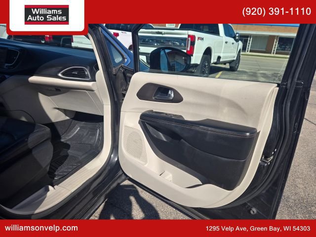 Used 2019 Chrysler Pacifica Touring-L FWD image 15