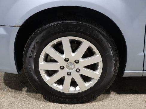 Used 2013 Chrysler Town & Country Touring image 8