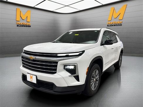 Used 2025 Chevrolet Traverse LT image 4