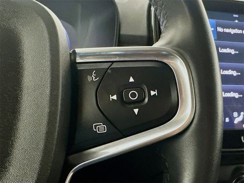 Used 2022 Volvo XC40 T4 Momentum image 26