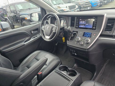 Used 2020 Toyota Sienna SE image 10
