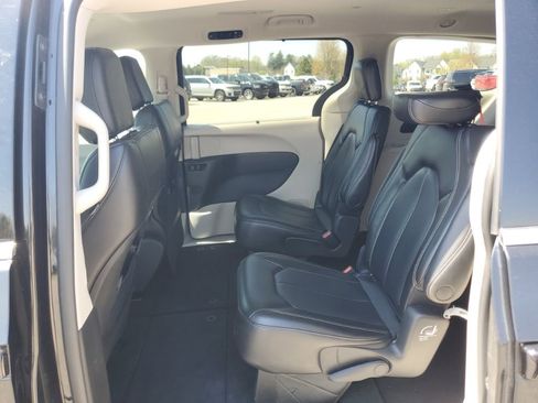 Used 2023 Chrysler Pacifica Touring-L FWD image 28