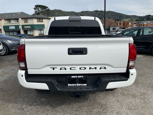 Used 2019 Toyota Tacoma TRD Sport image 4