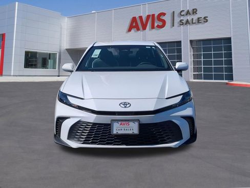 Used 2025 Toyota Camry SE image 2