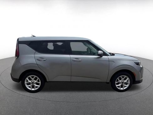 Used 2025 Kia Soul LX w/ LX Technology Package FWD image 16