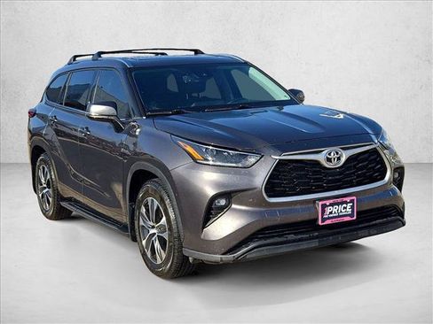 Used 2021 Toyota Highlander XLE FWD image 3