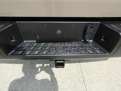 Used 2021 Nissan Titan PRO-4X w/ Pro-4x Convenience Package image 11