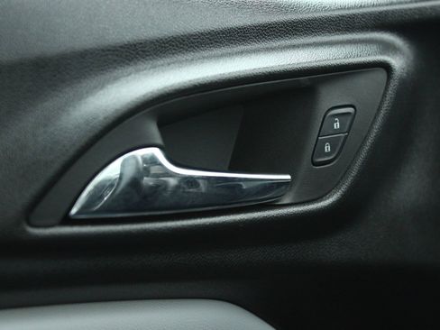 Used 2024 Chevrolet Trax LT w/ LT Convenience Package FWD image 23