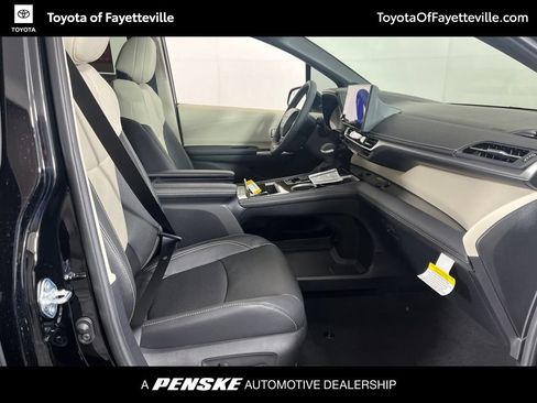 Used 2026 Toyota Sienna Limited FWD image 8