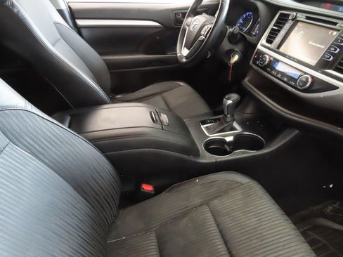 Used 2019 Toyota Highlander Plus FWD image 22