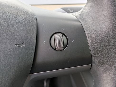 Used 2022 Tesla Model Y Long Range image 18