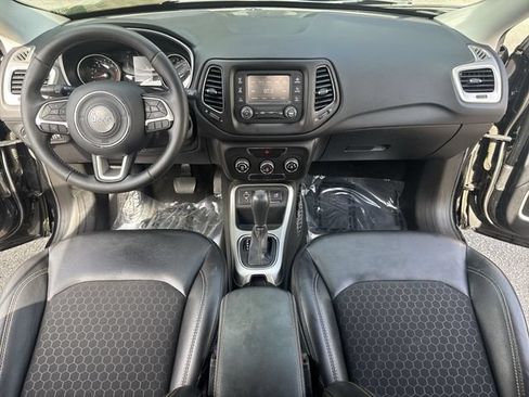 Used 2018 Jeep Compass Latitude FWD image 9