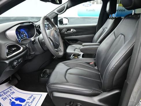 Used 2025 Chrysler Pacifica Select image 14