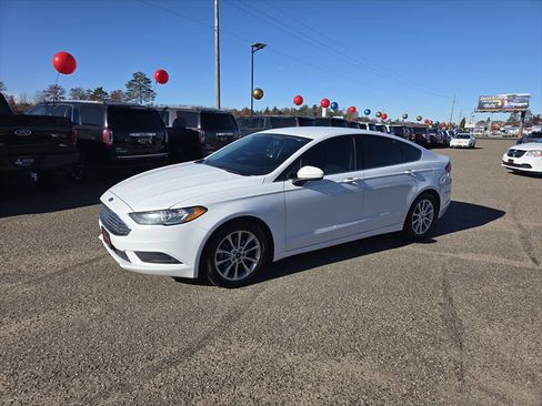 Used 2017 Ford Fusion SE FWD image 1