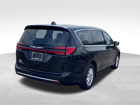 Used 2024 Chrysler Pacifica Touring-L FWD image 3