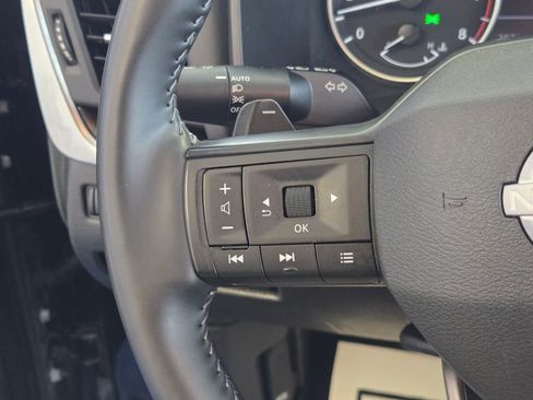 Used 2025 Nissan Rogue SV image 15