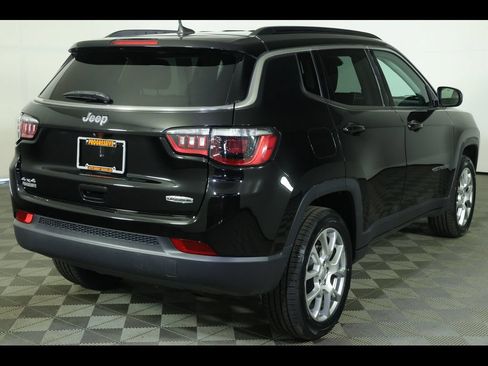 Used 2022 Jeep Compass Latitude AWD/4WD image 17