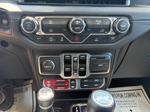 Used 2025 Jeep Wrangler Unlimited Rubicon AWD/4WD image 12
