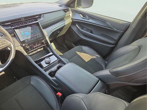 Used 2025 Jeep Grand Cherokee L Altitude image 13