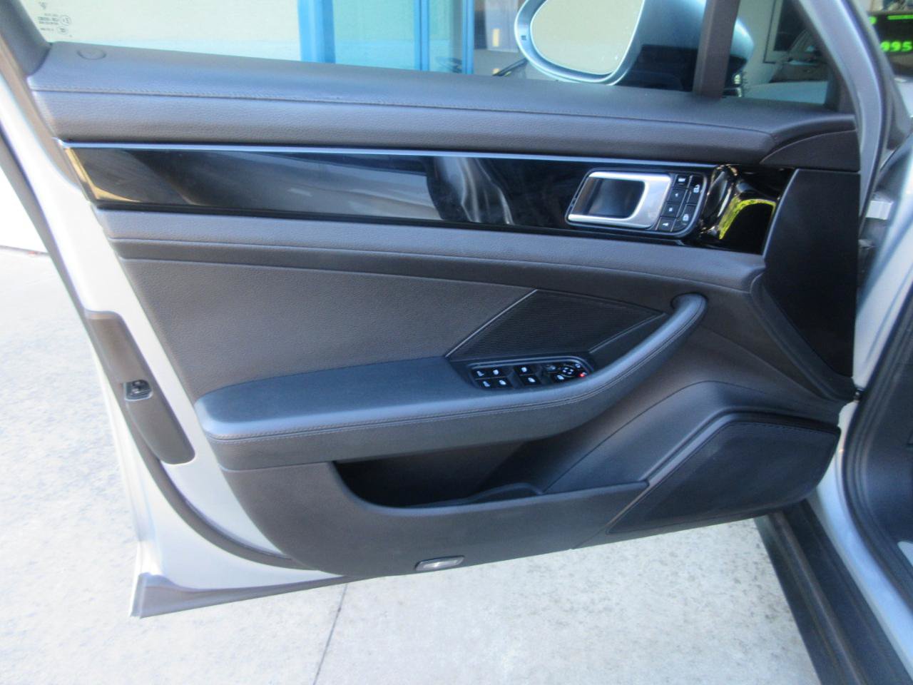 Used 2019 Porsche Panamera RWD image 5