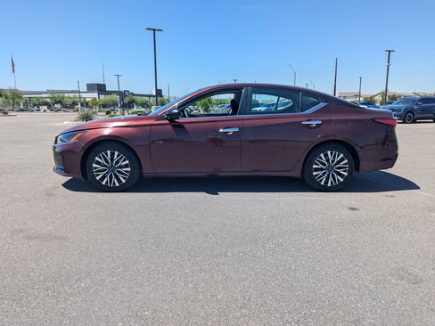 Used 2024 Nissan Altima 2.5 SV FWD image 2