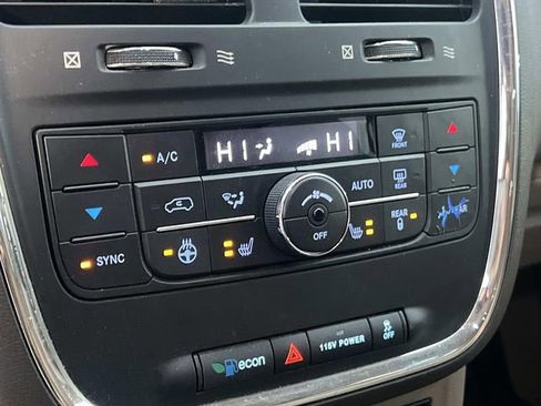 Used 2015 Chrysler Town & Country Touring-L w/ Trailer Tow Group image 20