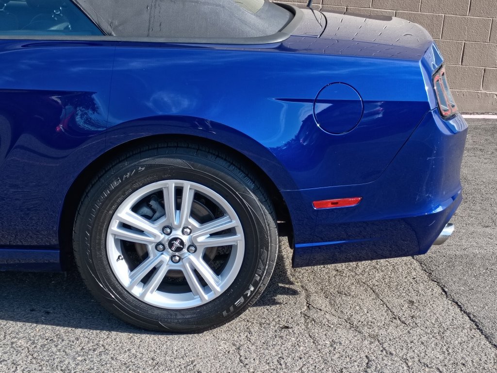 Used 2013 Ford Mustang Convertible RWD image 8