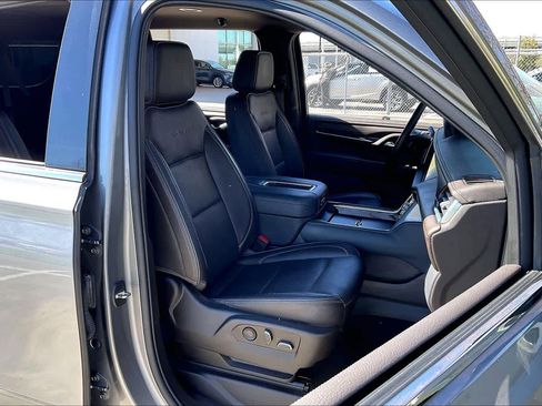 Used 2022 GMC Yukon XL Denali image 8