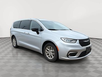 Used 2024 Chrysler Pacifica Touring-L