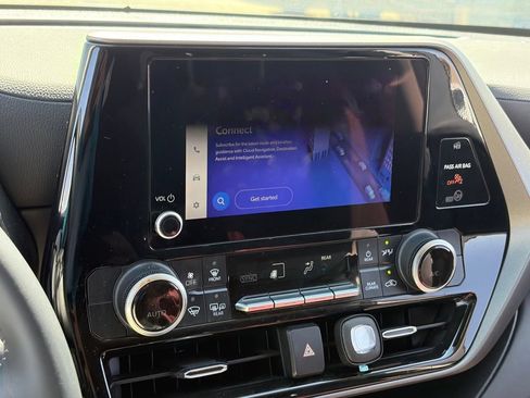 Used 2023 Toyota Highlander LE AWD/4WD image 11