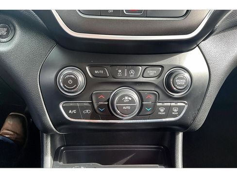 Used 2019 Jeep Cherokee Trailhawk image 25