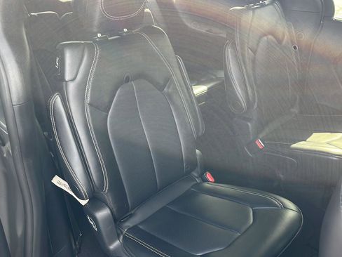 Used 2025 Chrysler Pacifica Select image 25