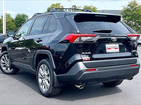 Used 2022 Toyota RAV4 XLE Premium FWD image 11