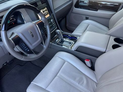 Used 2017 Lincoln Navigator Select image 9