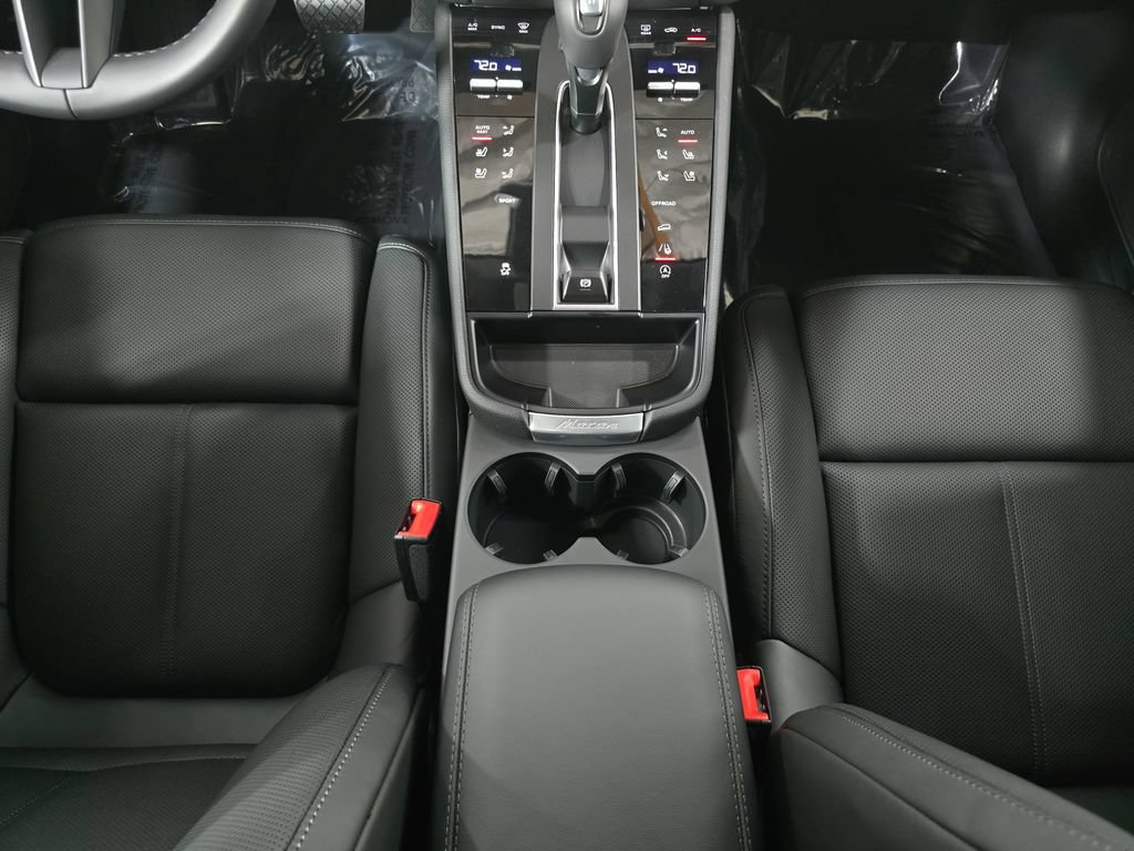 Certified 2026 Porsche Macan AWD/4WD image 20