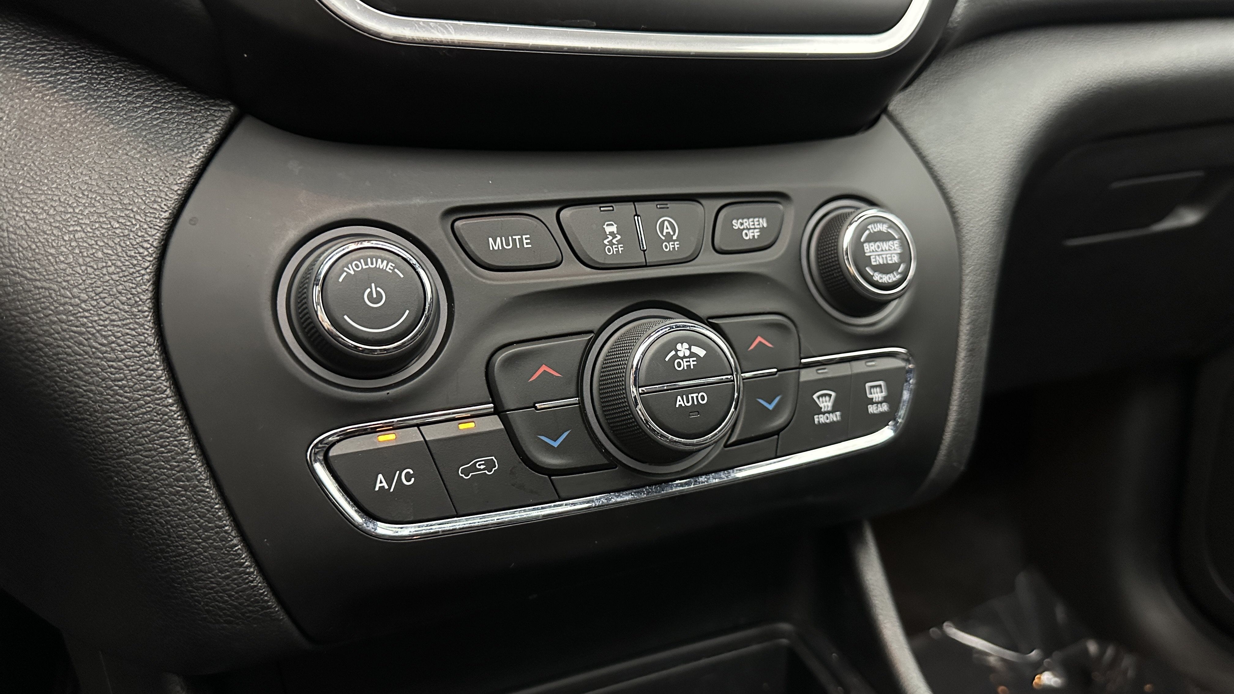 Used 2021 Jeep Cherokee Latitude Lux 80th Anniv w/ Quick Order Package 26U 80TH FWD image 21