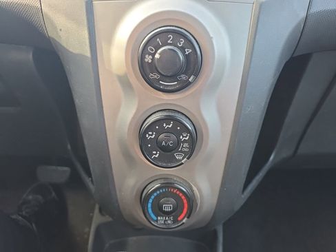 Used 2010 Toyota Yaris 4-Door Hatchback image 21