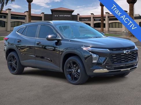 Used 2024 Chevrolet Trax ACTIV w/ Driver Confidence Package FWD image 2