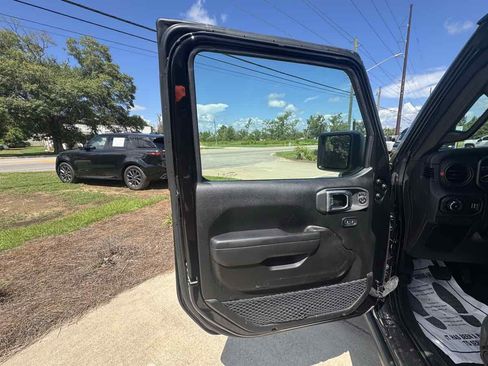 Used 2025 Jeep Wrangler Unlimited Rubicon w/ Convenience Group AWD/4WD image 24